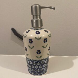MANUFAKTURA
Blue Daisy Soap Dispenser